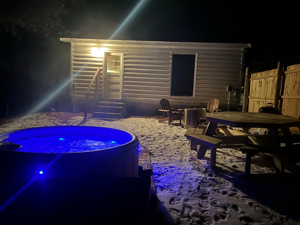 Deluxe Lakeside Cottage #5, Private Hot Tub & Dock