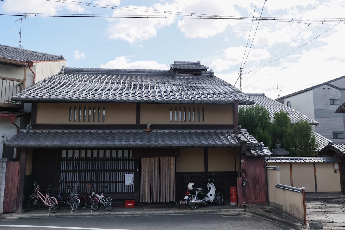 距离京都市北路站步行8分钟即可到达120年历史的Kaitokuji-ma公交车站，步行18分钟即可到达京都市北区。