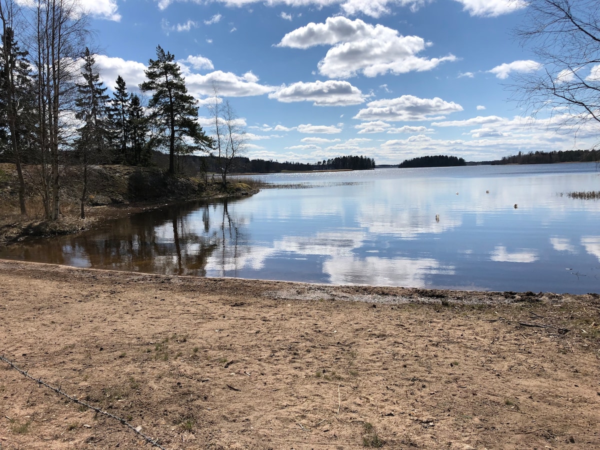 Lantlig idyll, nära sjö!