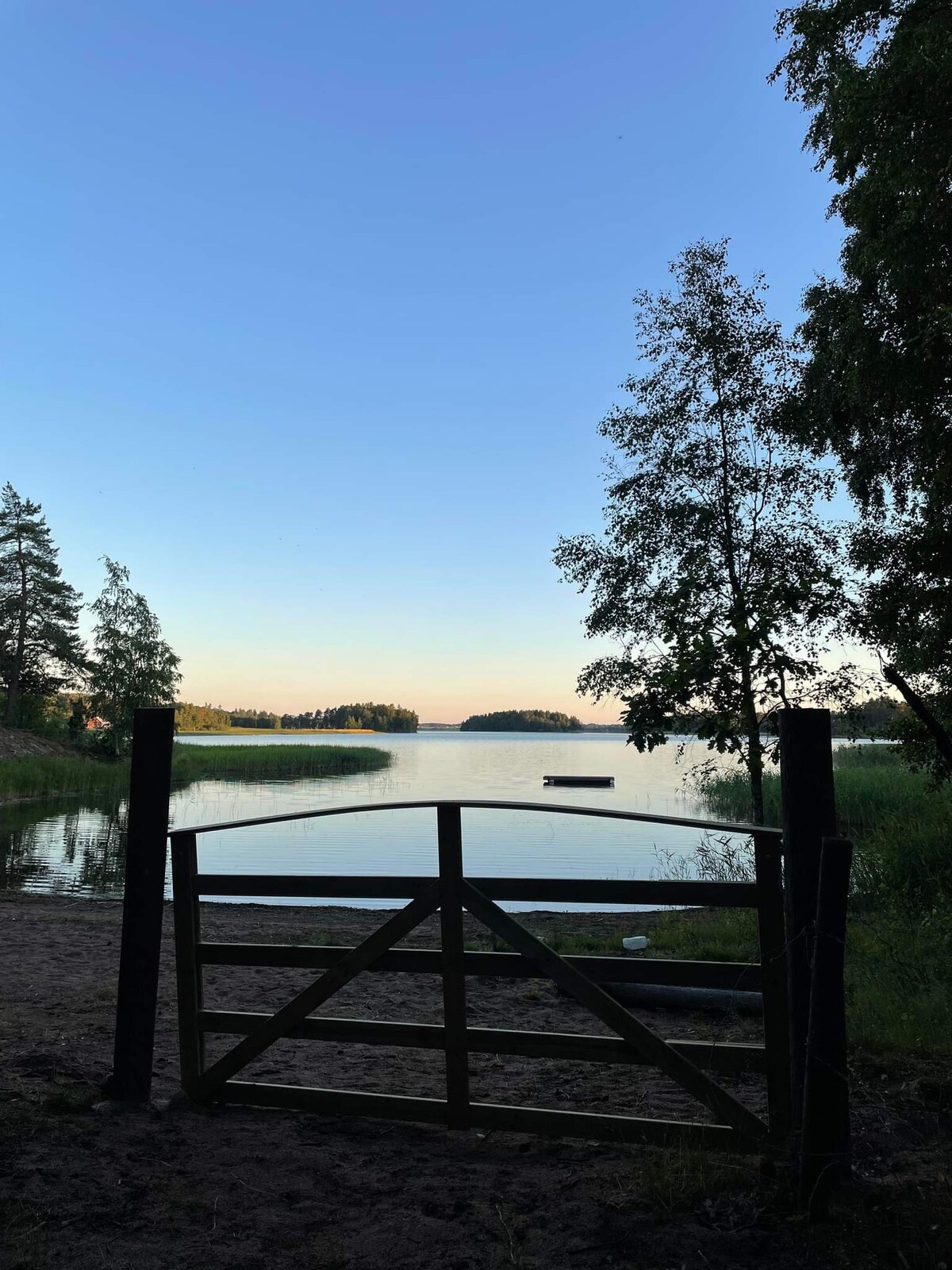 Lantlig idyll, nära sjö!