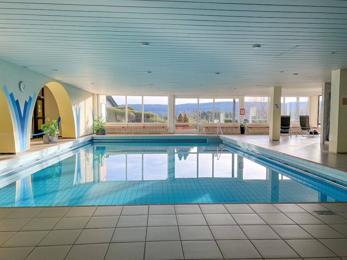 Feldbergblick mit Schwimmbad und Sauna