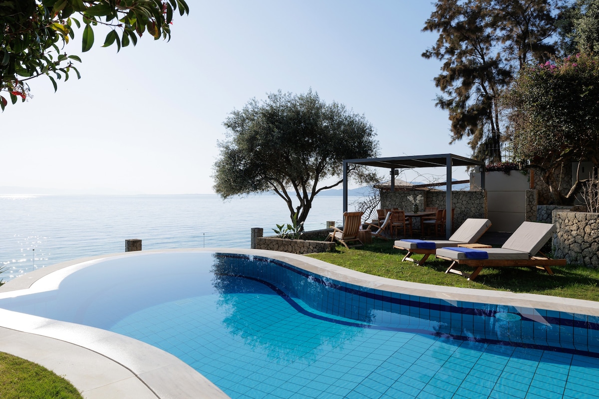 Nisos Villas - Villa Emerald Beachfront & pool