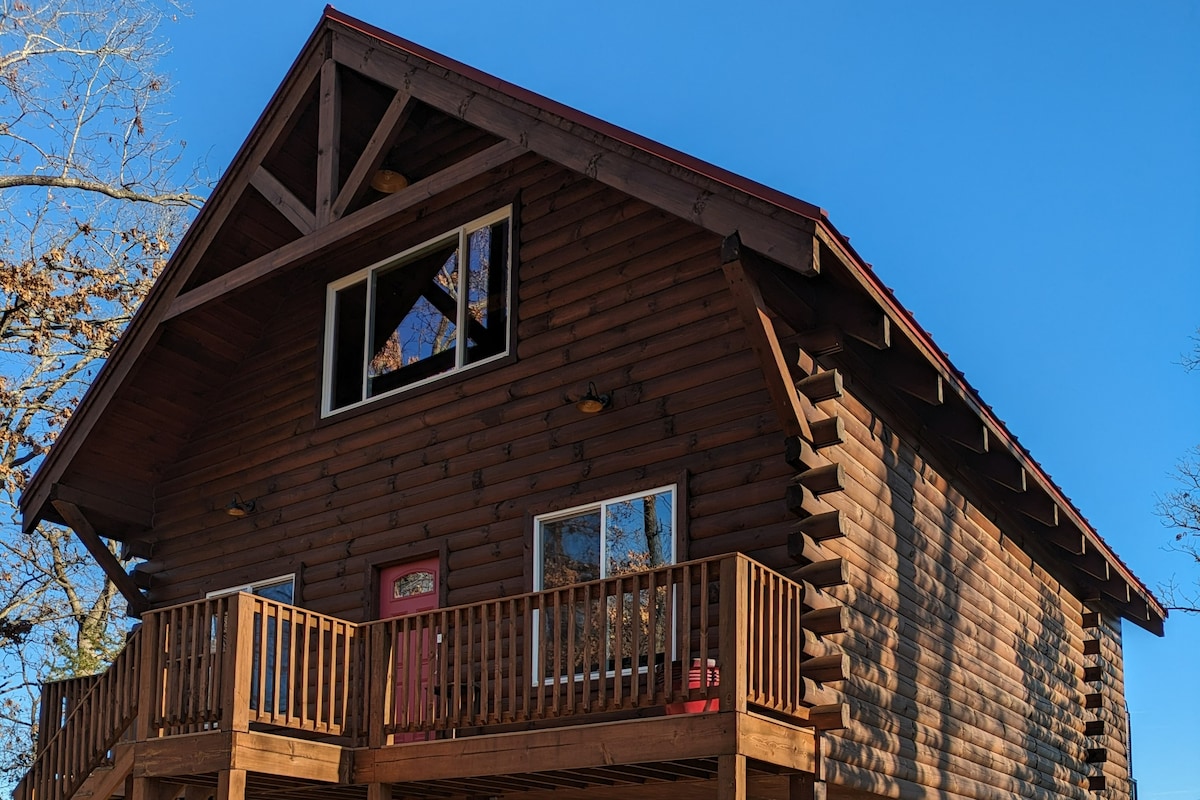 Lofty Lakeview Cabin