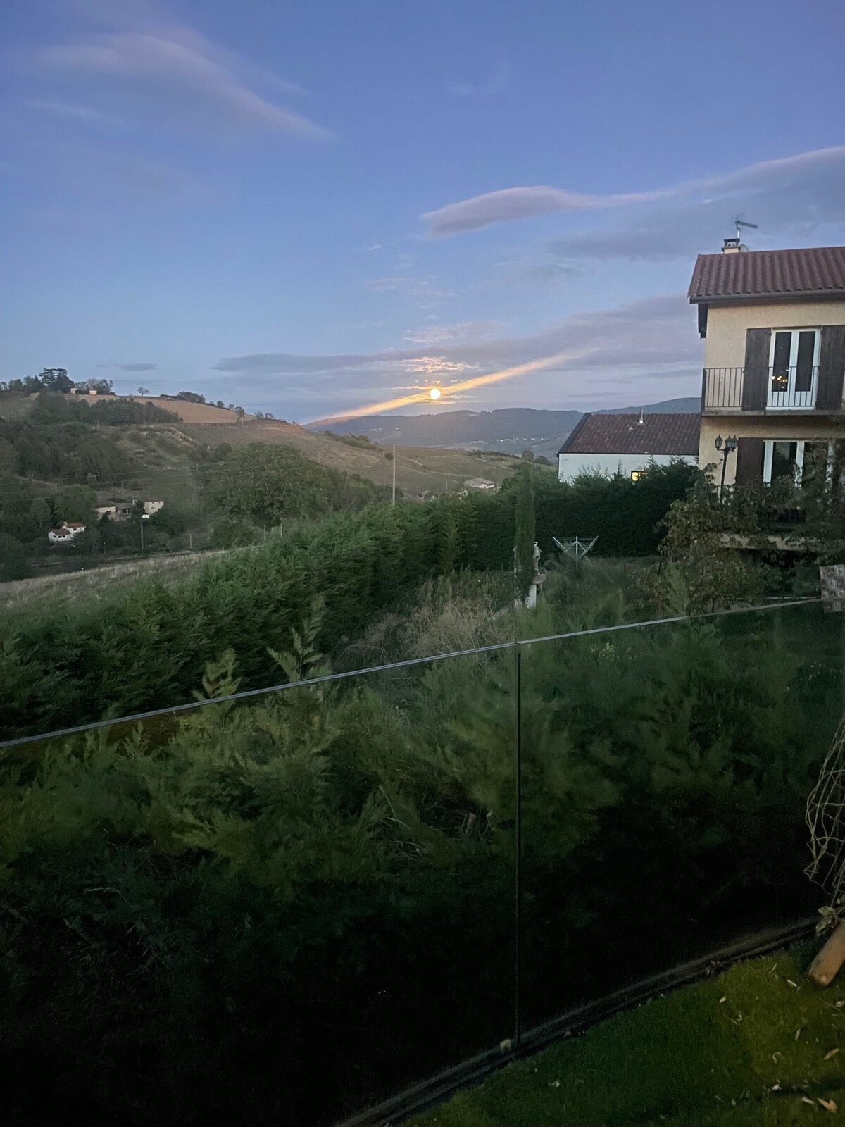 Maison et piscine chauffée, vue Monts du Lyonnais