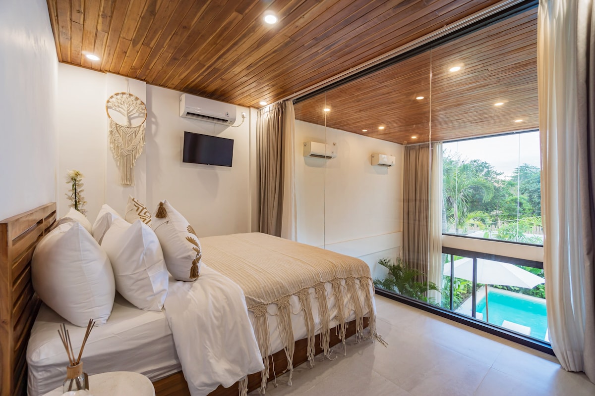 Dazzling Villa with Pool and Rooftop in Bingin