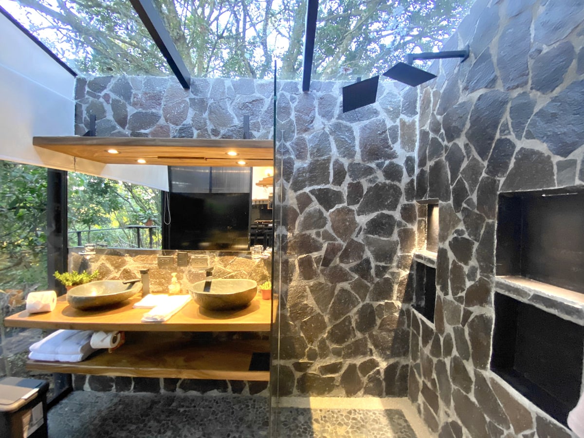 My Amazing Black House: In the cloud forest