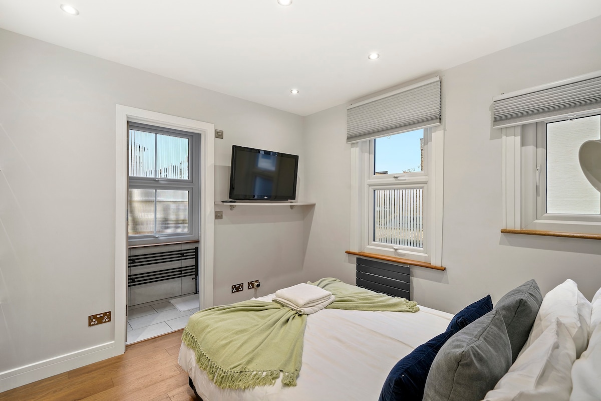 3 BR w/ensuite & Private Roof Terrace in Fulham