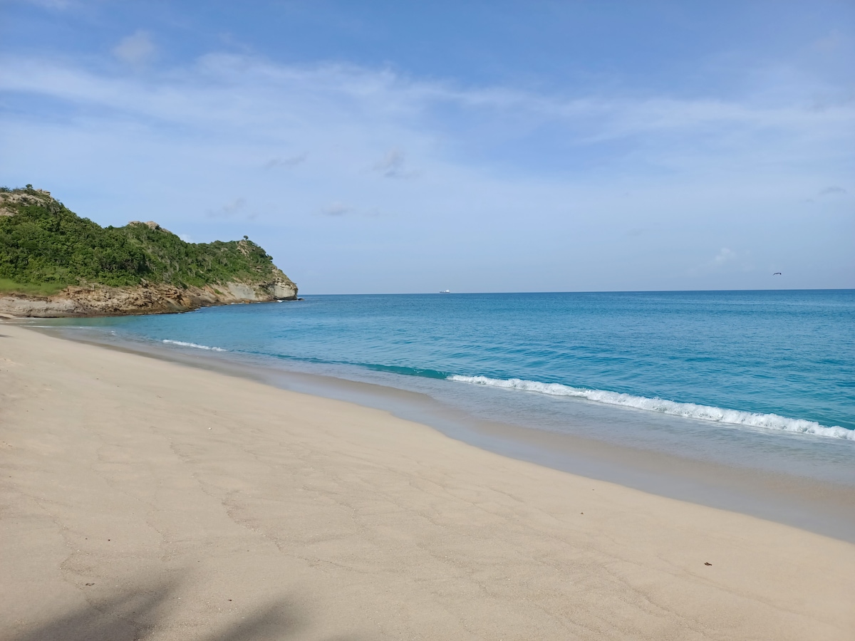 Beachfront beautiful and comfortable villa