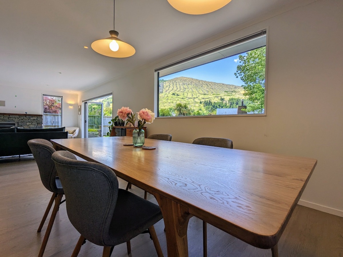 Mountain Views, Gorgeous 3 Bed Family Home!