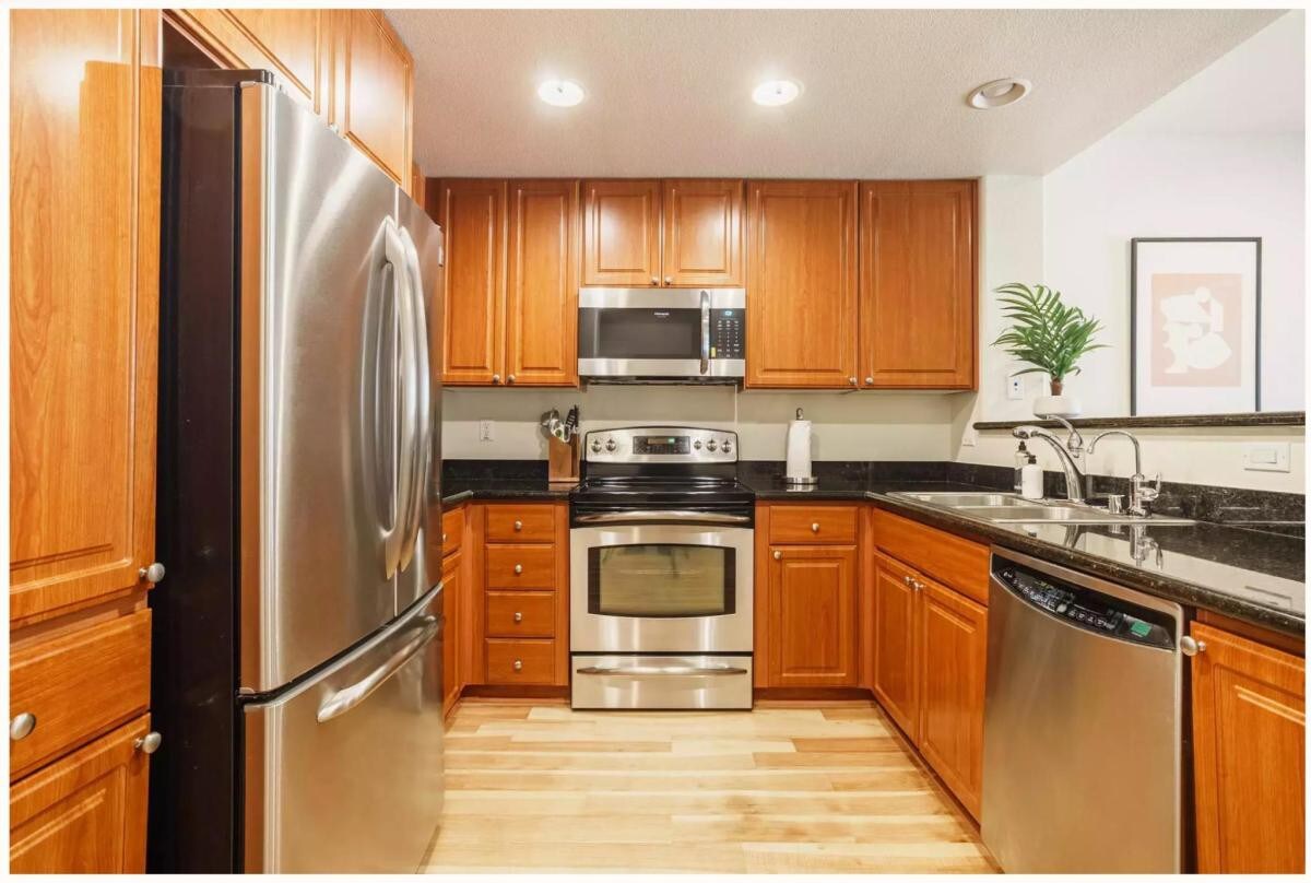 Stylish Apt w/Exceptional Amenities-Great location