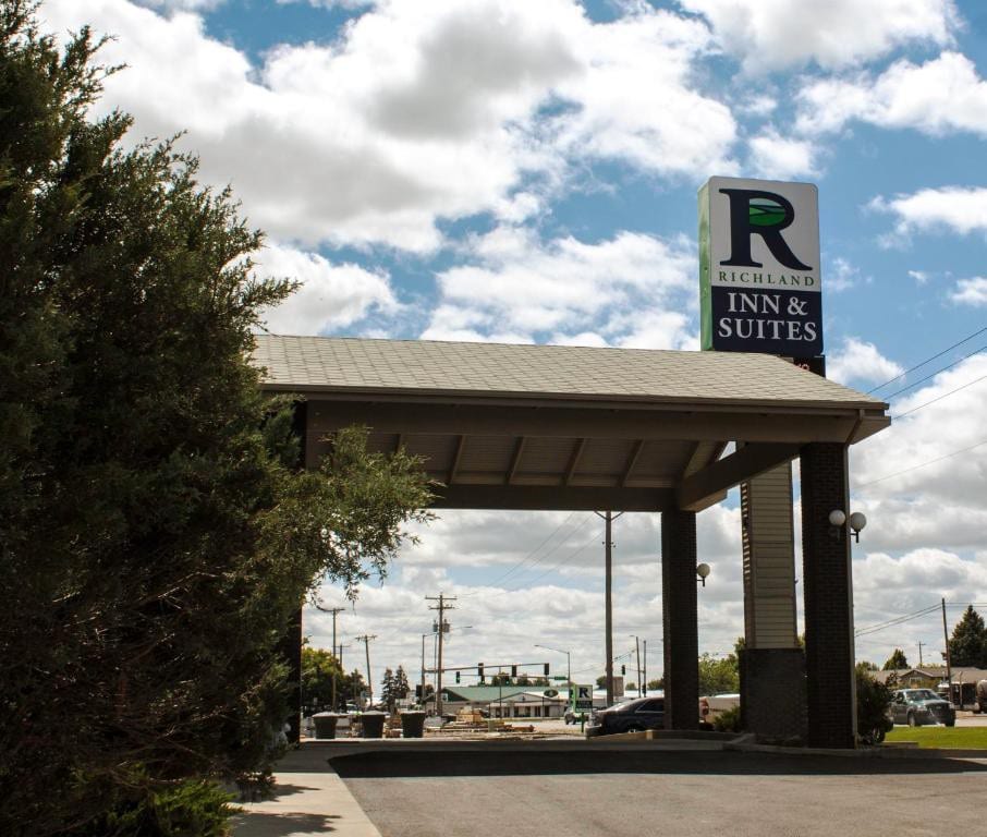 Richland Inn & Suites