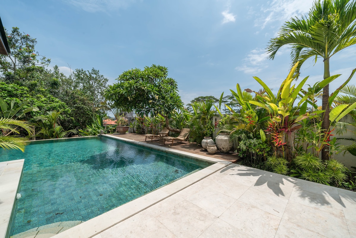 Cemagi Beachside Sultana: 5BR Luxury Villa Canggu