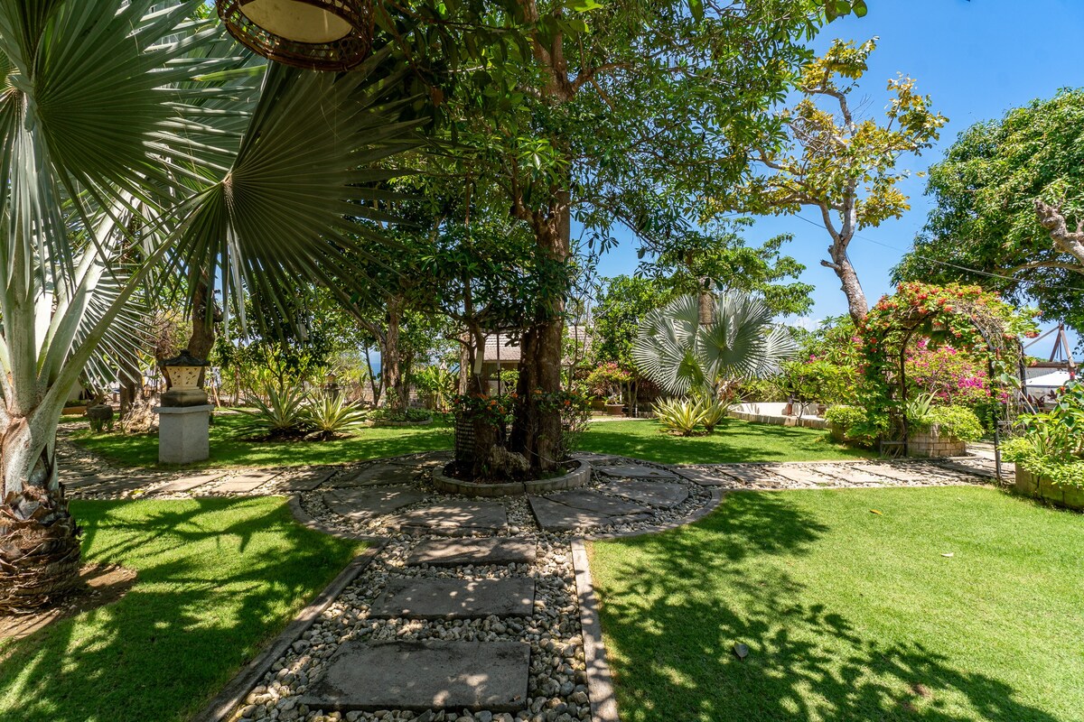 Nusa Penida Homey Wood Villa with Lush Garden View
