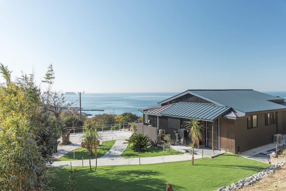 Resort villa with 180-degree panoramic ocean view