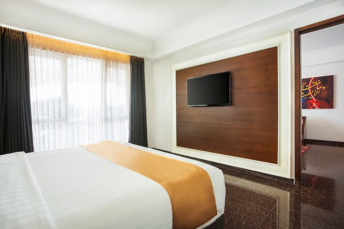 Grand Rohan Jogja Deluxe Queen Room Breakfast