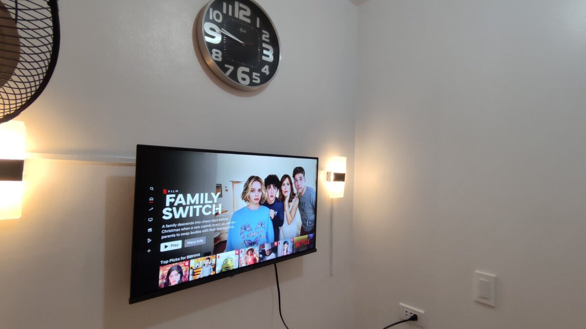 Room in QC with Karaoke, Netflix and Board Games