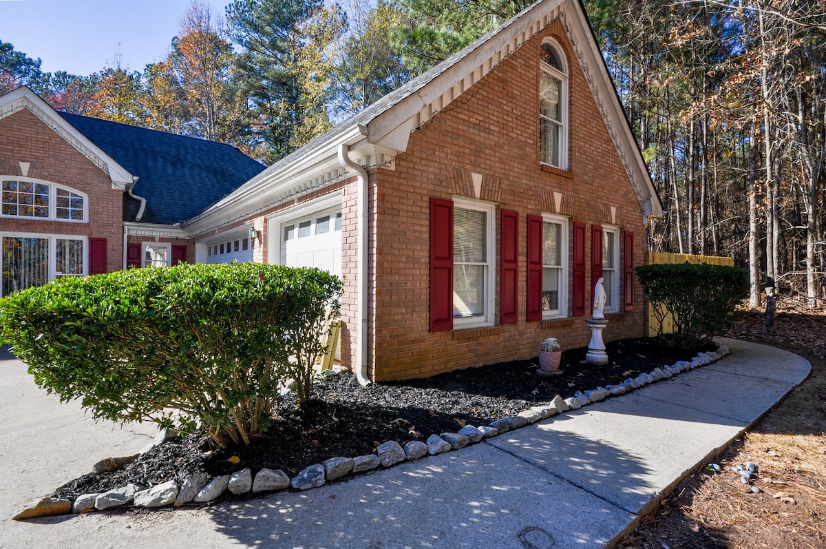 Peaceful, renovated home overlooking park