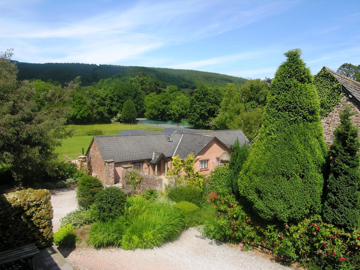 Stables at Duddings - sleeps 18, indoor pool etc