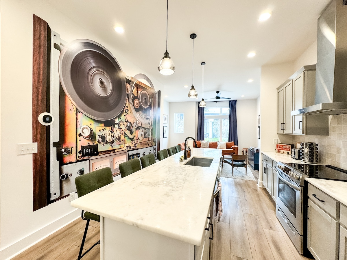 NEW City Gem w/ Rooftop! Sleeps 12 | 4BR 4BA