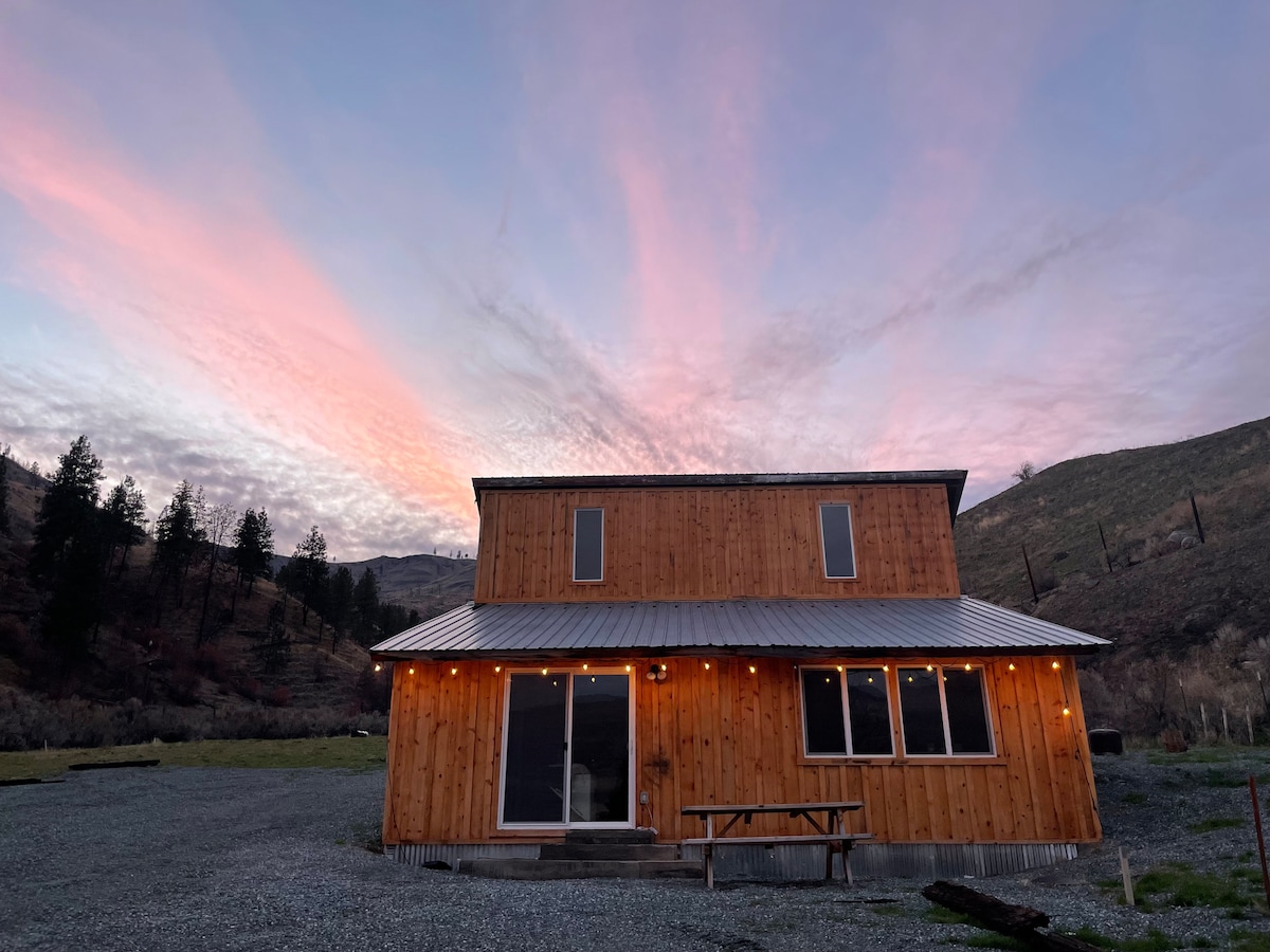 Charming Guest Cabin on 30-acre Vineyard by Chelan