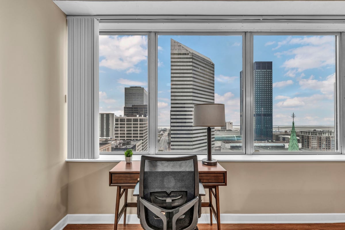 16th Floor SkySuite Corner unit I Downtown Views!