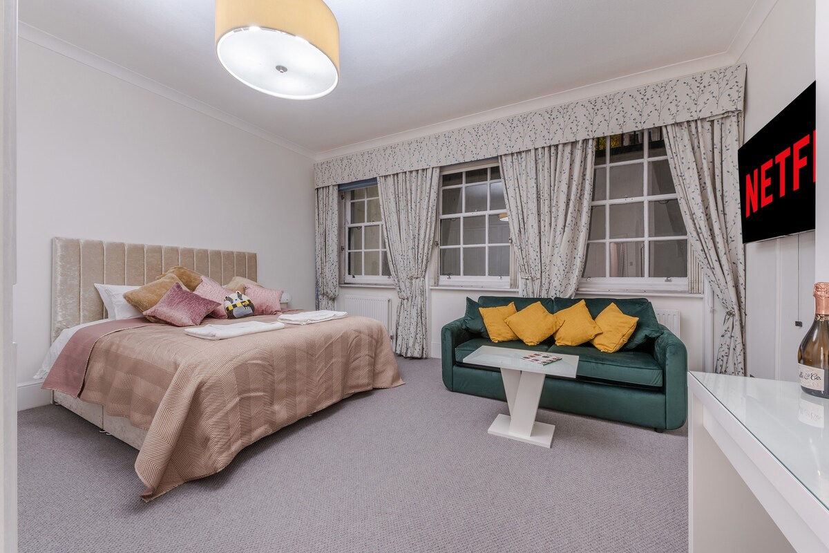 Stylish Spacious Retreat: Luxury 2-Bedroom Haven