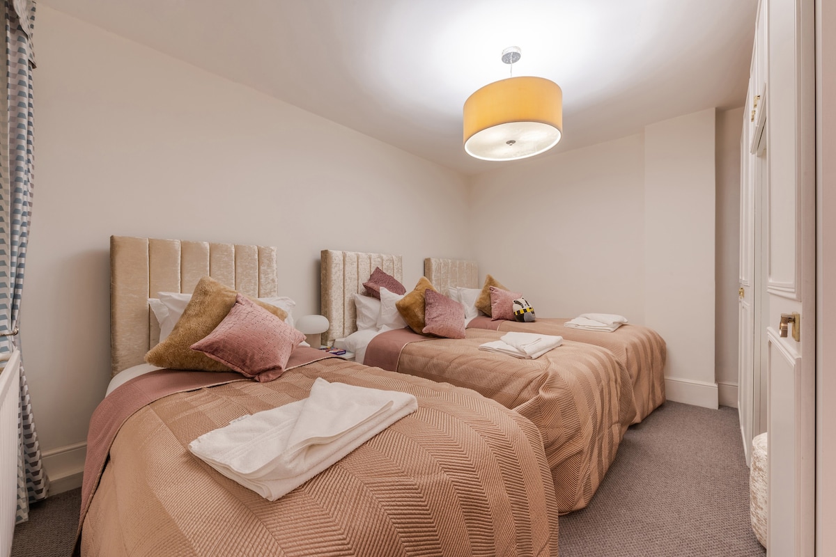 Stylish Spacious Retreat: Luxury 2-Bedroom Haven