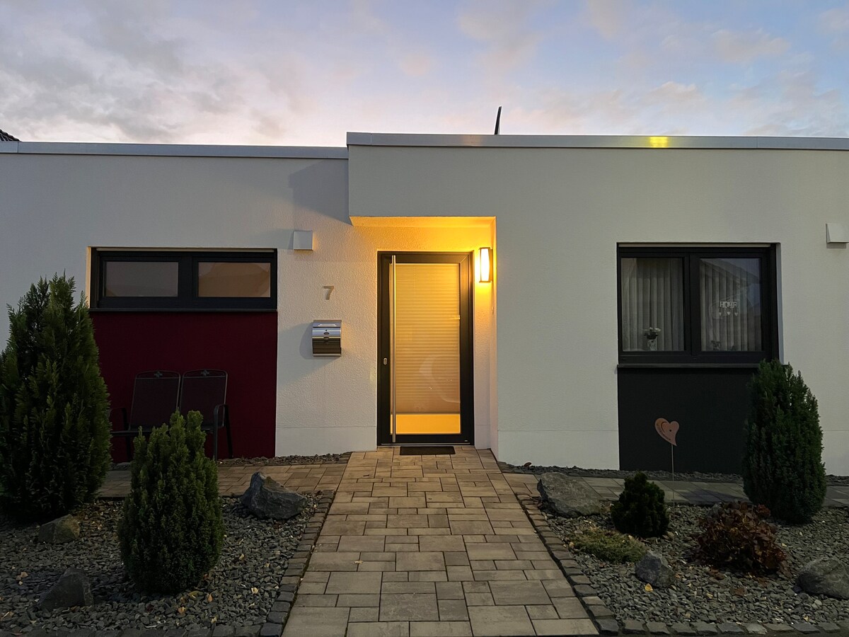 Bungalow Stone komplett mit Garten und Terrasse