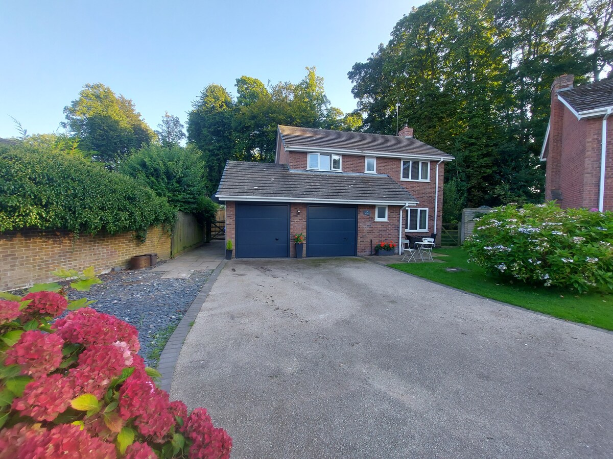 Tarporley Village Home