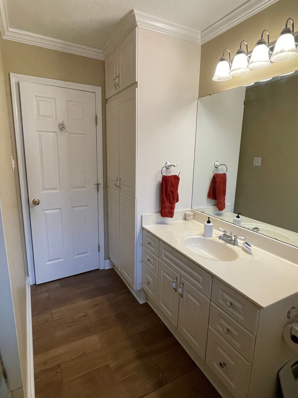 Grey Room & Private Bath @ I-10 in Metairie