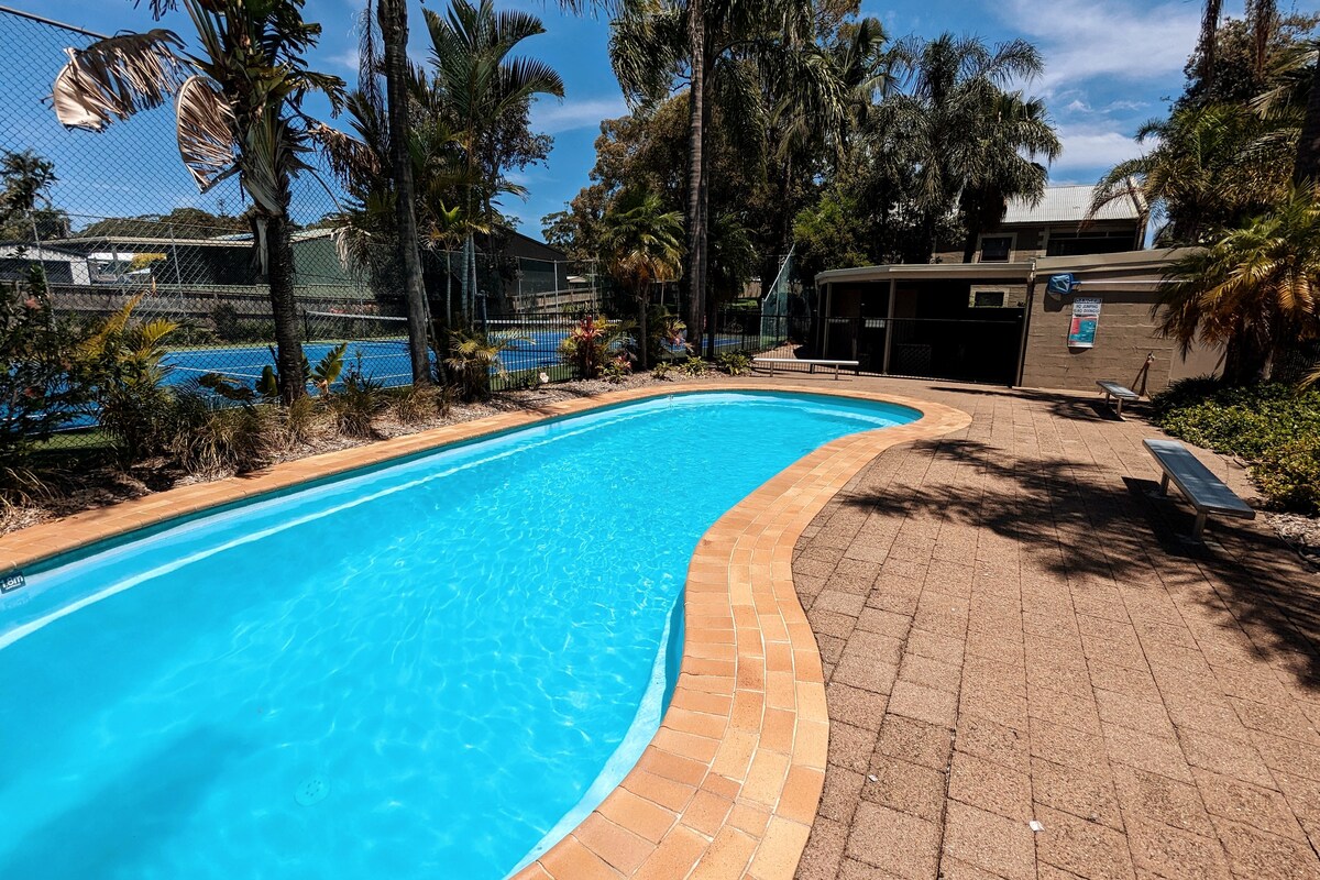 Leafy seaside unit with pool and tennis court
