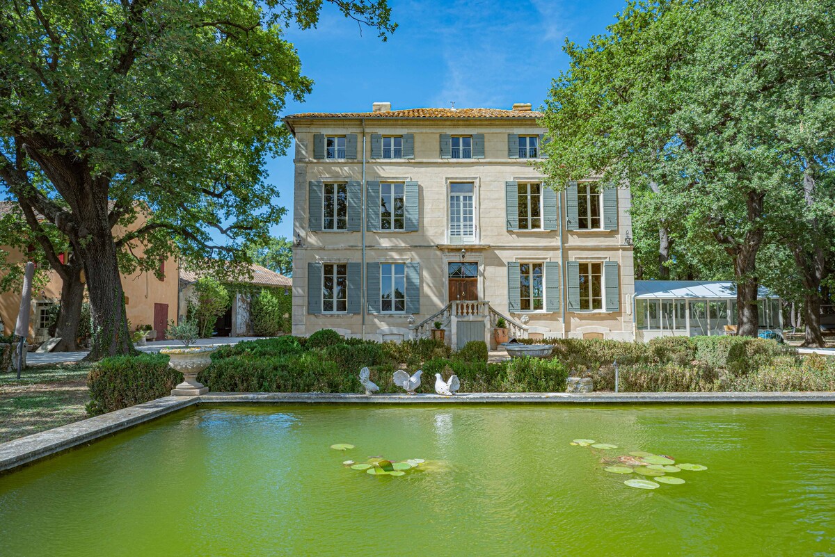 Avignon. La vie de château en Provence.