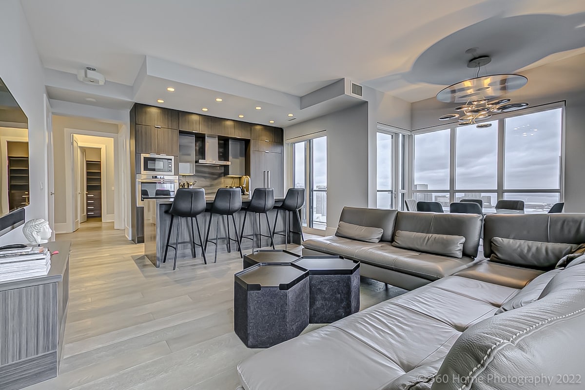 Luxury Penthouse (Near CN Tower w Rooftop pool)