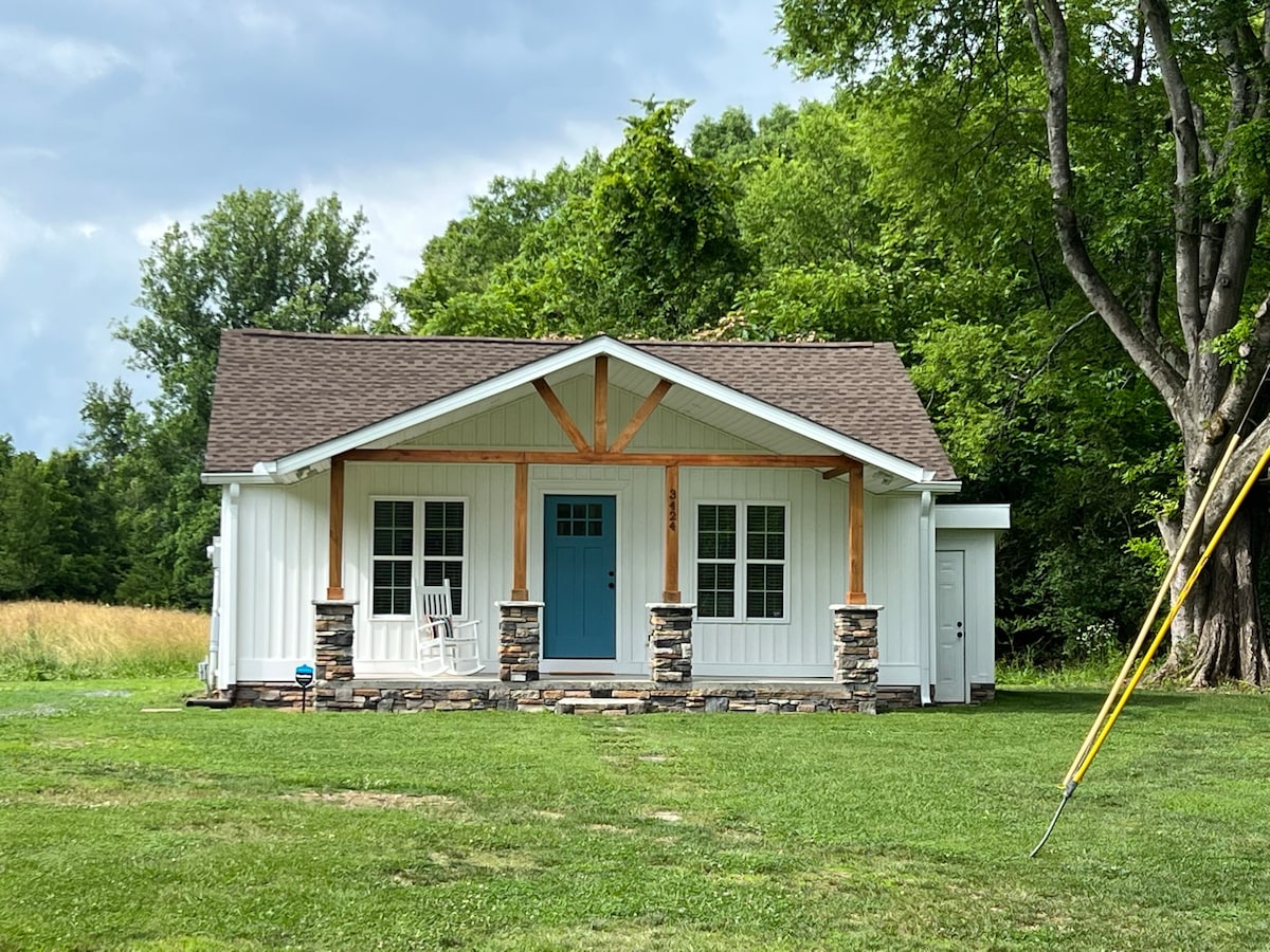 Cottage in the Pines-Small town living!