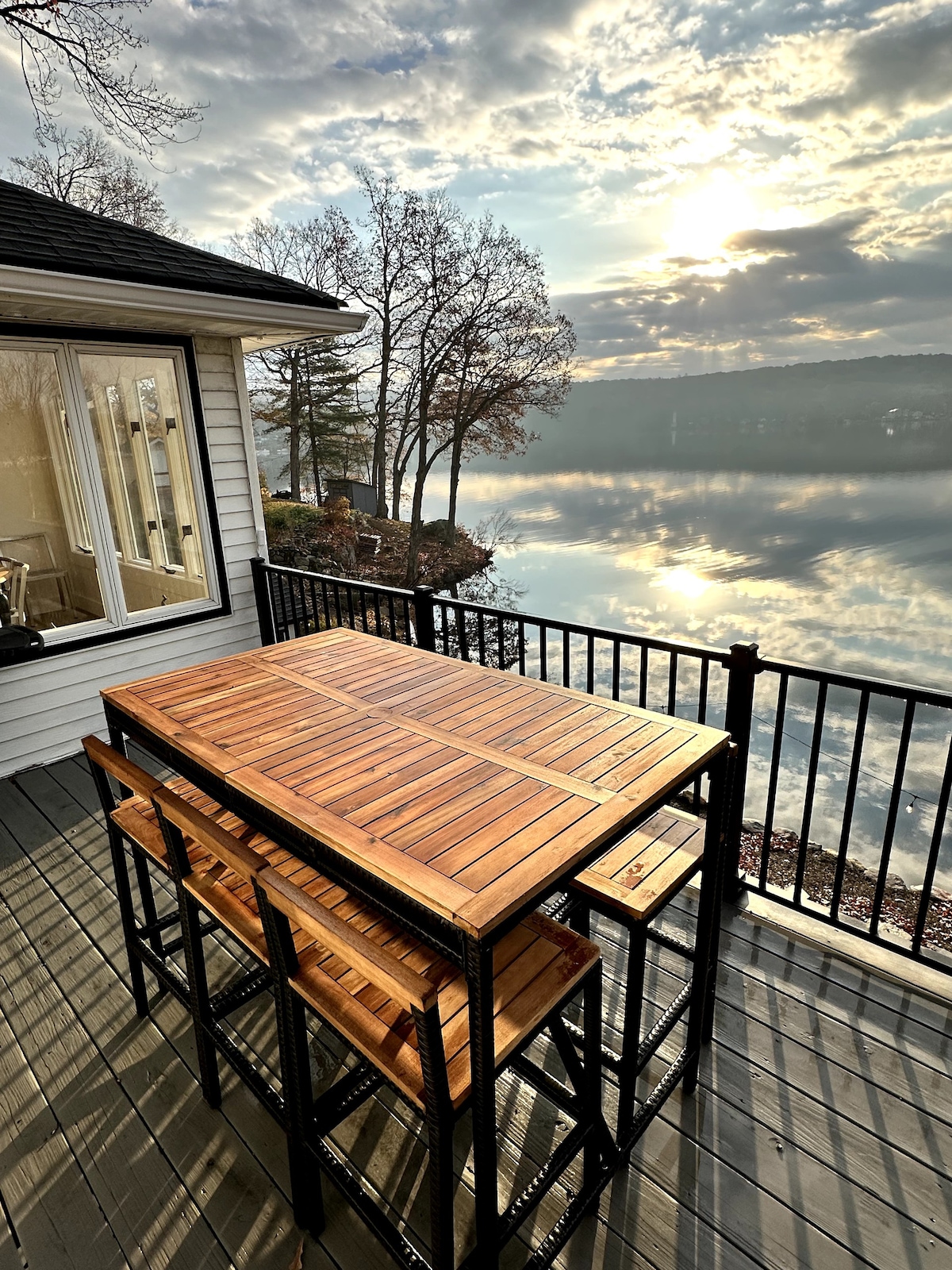 Happy Day Chalet, a lakefront stay to relax & play
