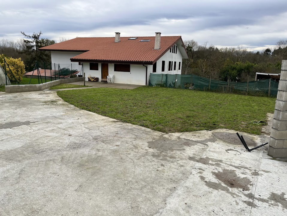 Casa con terraza y jardín