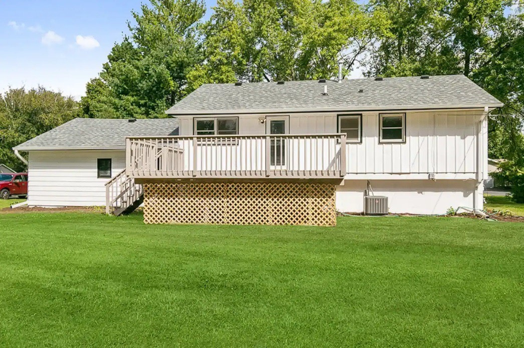 Home W/ Large Deck, Libertyville - Near Naval Base