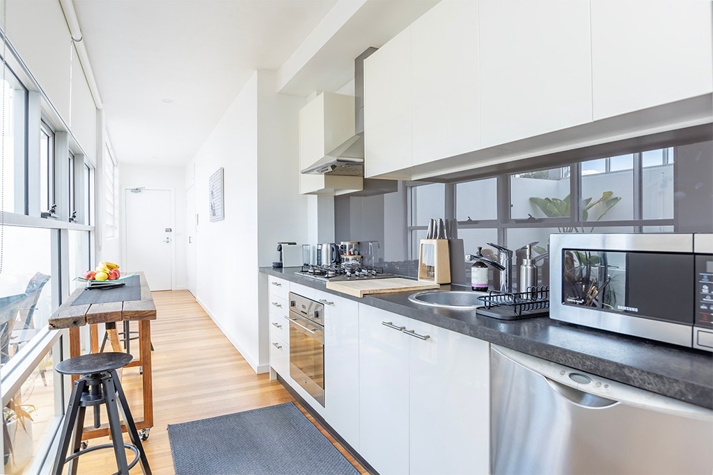 Stylish Renovated Quiet Darlington near CBD / Unis