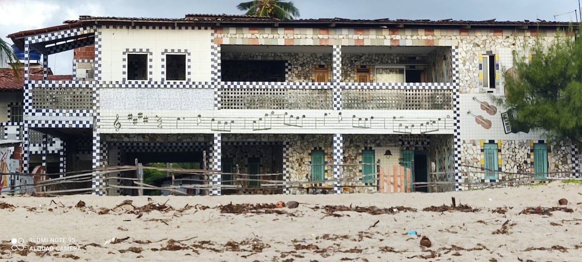 Casa pé de areia enfrente ao mar