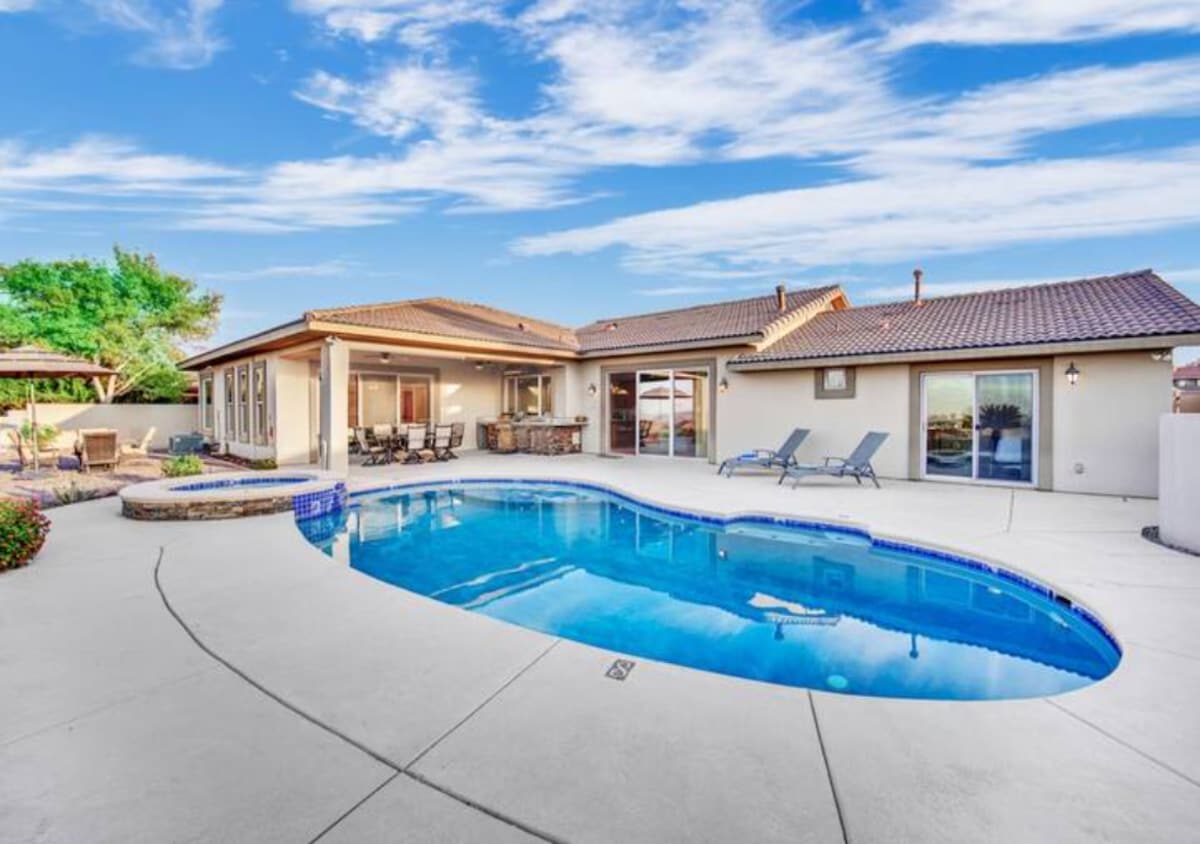 10% OFF | Luxury 3BR Pool Spa Home & Backyard View