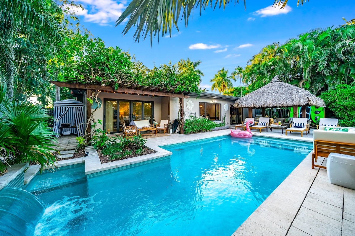 Tranquil Dreams: 4/3 -Heated Pool Home Near Beach!