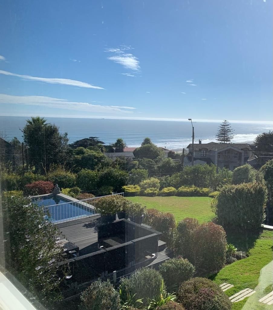 Moderna casa con vista al mar y gran jardín.