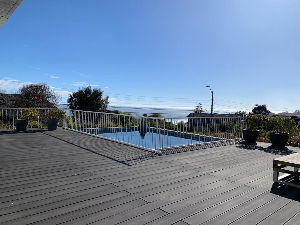 Moderna casa con vista al mar y gran jardín.