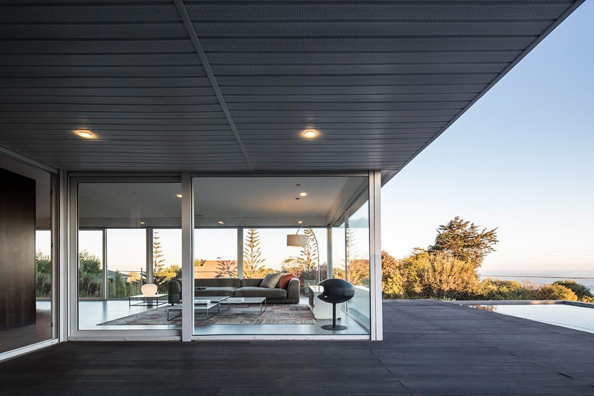 Moderna casa con vista al mar y gran jardín.