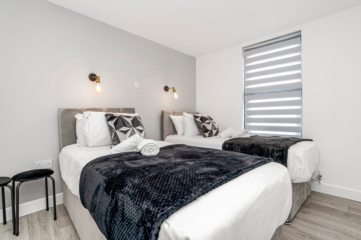 London Bliss: Elegant 4-Bedroom Living