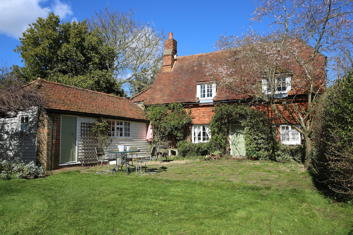 Idyllic 14th Century Cottage on the Greensands Way