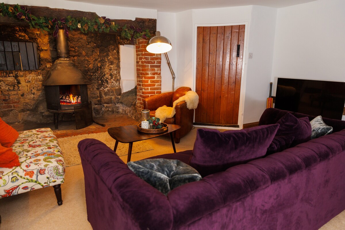 Idyllic 14th Century Cottage on the Greensands Way