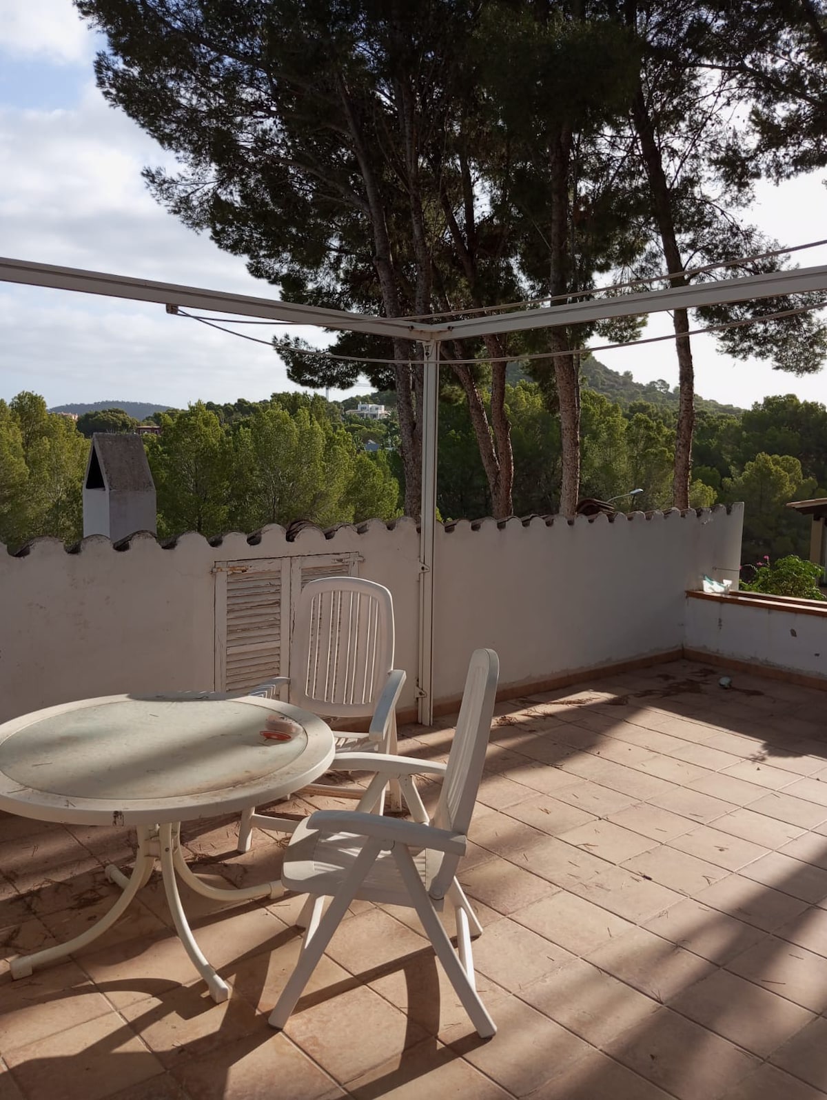 2 bedroom house a stone's throw from the beach.