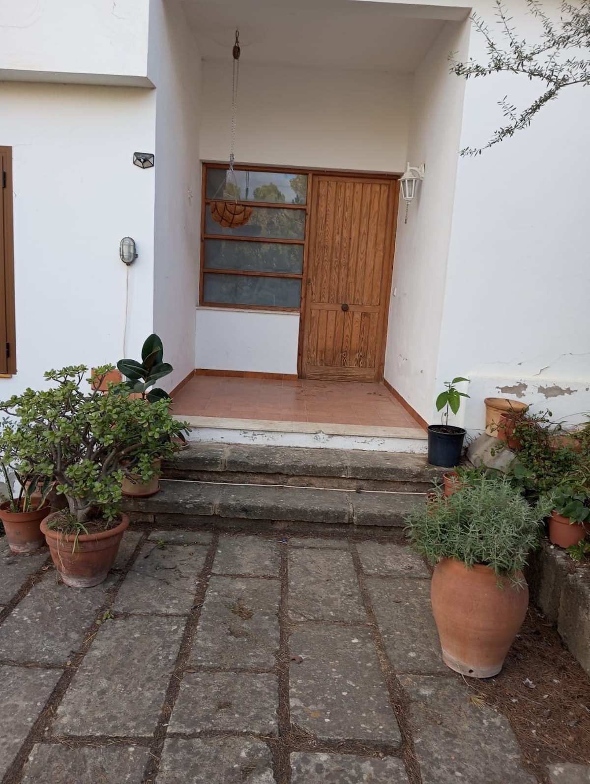 2 bedroom house a stone's throw from the beach.