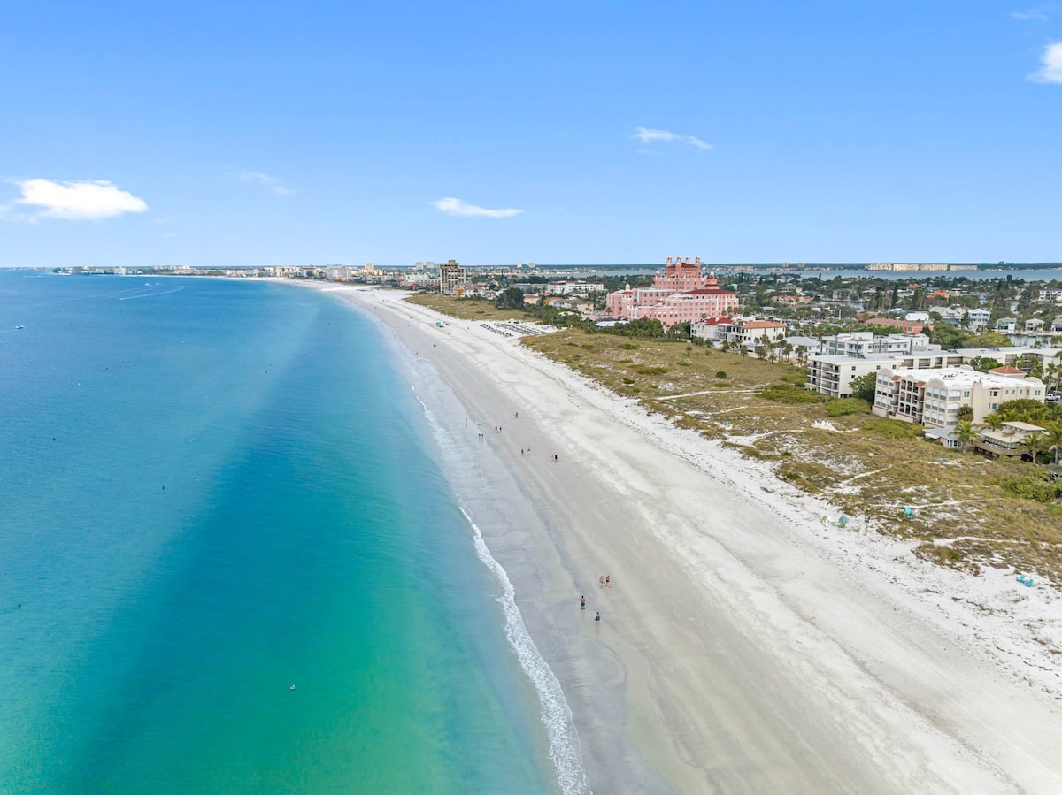 The Beach House - Steps Away from Sanctuary!